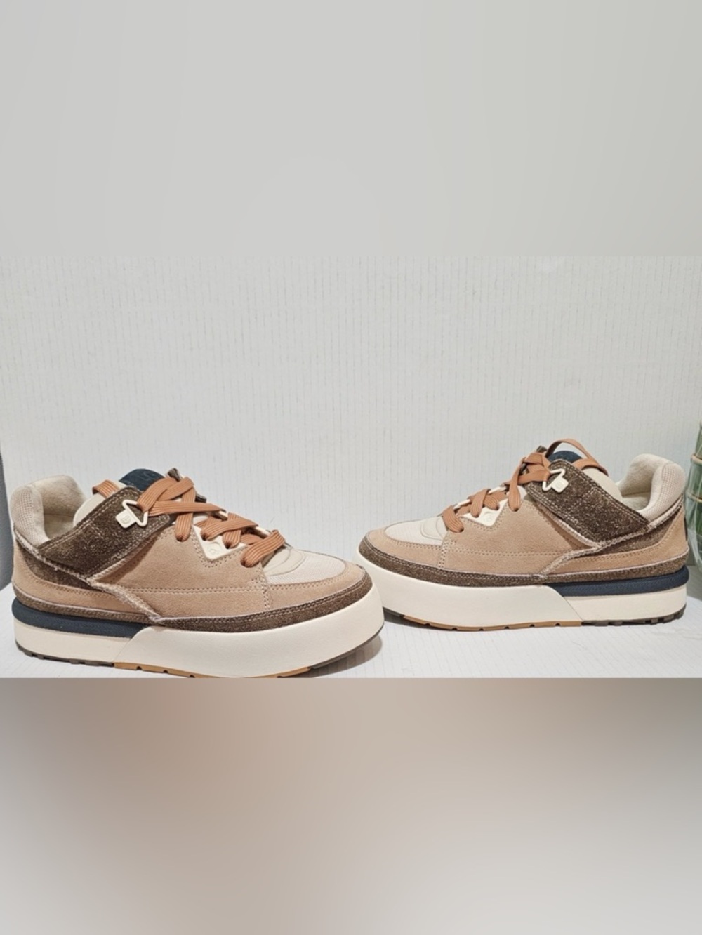 Ugg Goldencush Sneakers Suede Sand Ceramic All Gender Design Sz Men 7 Women 8